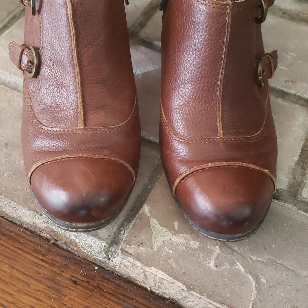 BØC Brown Leather Two Buckle Booties Size 8.5